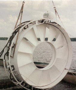 Une turbine hydrolienne hors de l'eau.